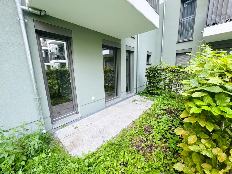 Super zentral mit Blick ins Grüne! Moderne 2 Zimmer mit Terrasse — photo 1